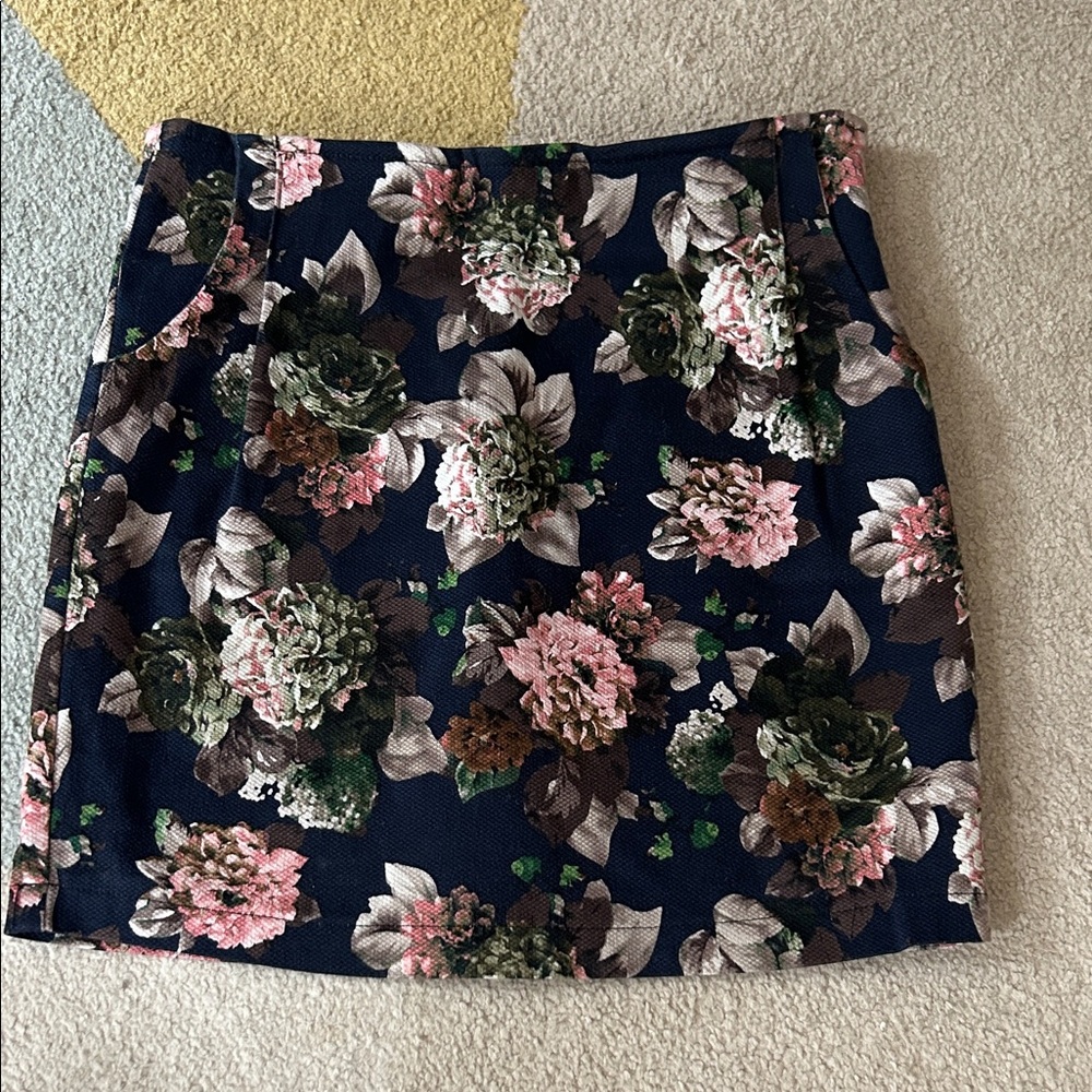 Style Nanda Floral Mini Skirt in Navy